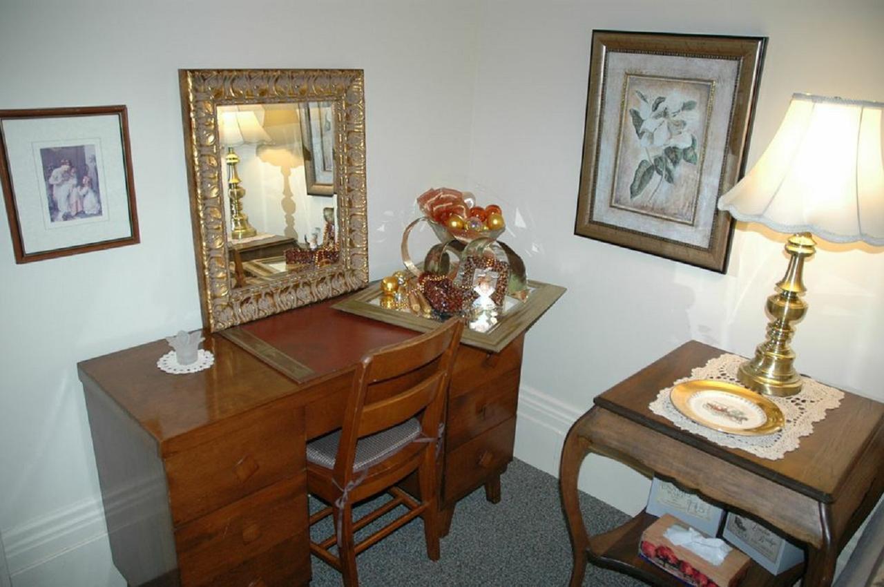 Sommerville Court Motel Bed & Breakfast Lucknow Exterior photo